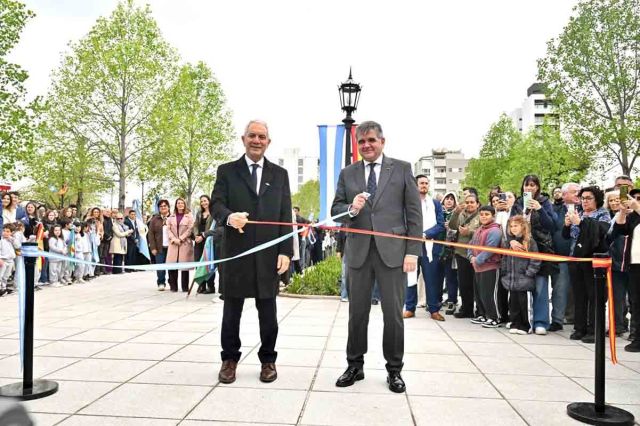 AEHG La Plata acompañó al intendente Julio Alak en la inauguración de la renovada Plaza España