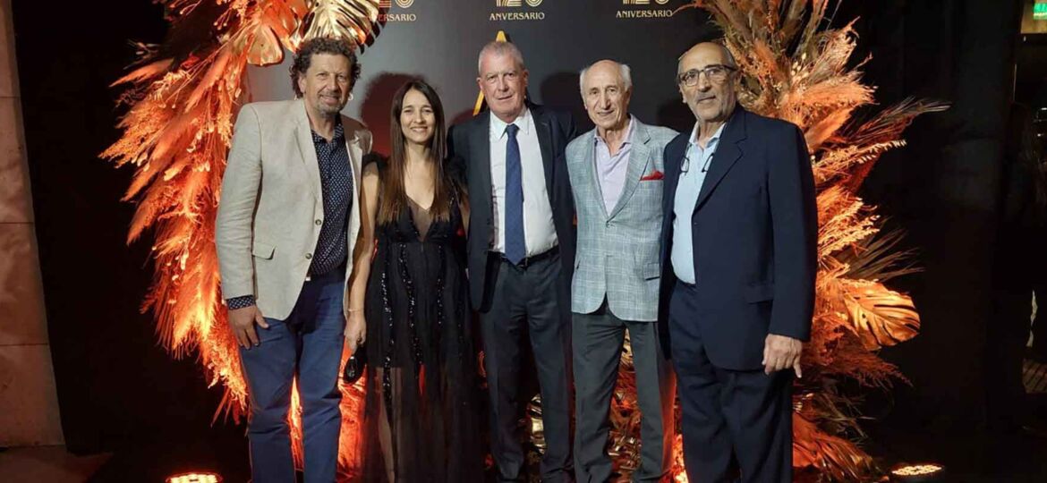 La AEHG La Plata presente en el cócktail por el 120 aniversario de la AHRCC