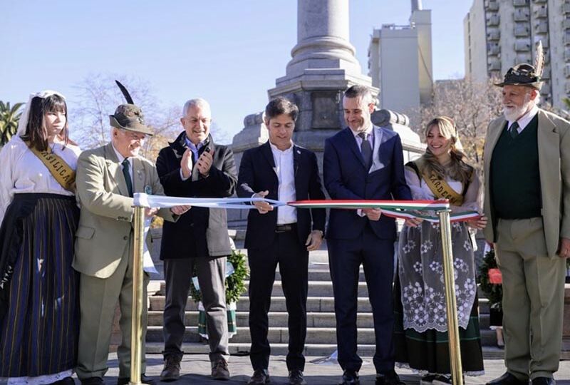 La AEHG La Plata presente en la inauguración de la renovada Plaza Italia 3